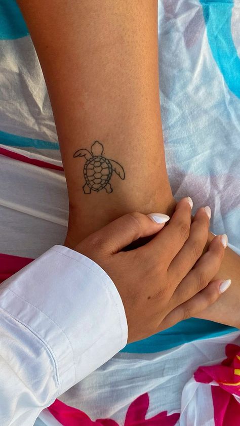 Turtle Behind Ear Tattoo, Animal Tatoos Woman, Ocean Tattoos Ankle, Mini Sea Turtle Tattoo, Tattoos To Get On Holiday, Small Tattoos Animals, Simple Beach Tattoos, Dainty Ocean Tattoos, Little Animal Tattoos