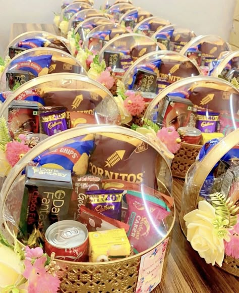 Wedding Gift Hamper Ideas For Guests, Indian Wedding Hampers, Food Hampers Packaging Basket Ideas, Diwali Hamper Packing Ideas, Rakshabandhan Hampers, Parcel Natal, Ramadhan Hampers, Room Hampers, Snacks Basket