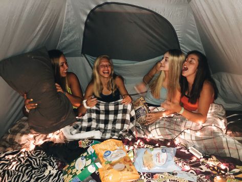 Camping In Garden, Glamping With Friends, Tent Sleepover Party Backyards, Sleepover Asethic, Aesthetic Camping Pictures, Backyard Sleepover, Camping With Friends Aesthetic, Backyard Camping Sleepover, Big Sleepover