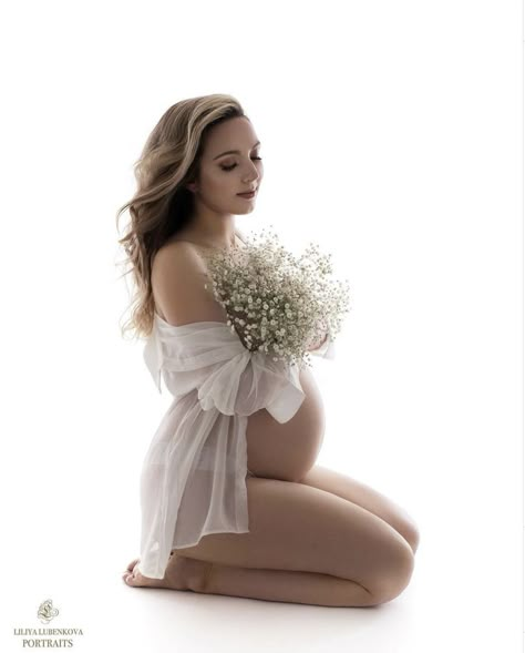 Maternity Shoot Outfit, Studio Maternity Shoot, Maternity Studio Photoshoot, Studio Maternity Photos, Maternity Photography Poses Outdoors, Cute Pregnancy Pictures, Maternity Photography Poses Couple, Maternity Photo Outfits, Maternity Photography Studio