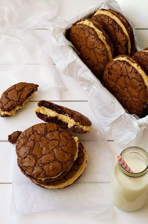 Brownie Cookie Sandwich with Peanut butter Frosting - fudgy, moist cookies that taste just like brownies filled with a fluffy peanut butter frosting. Moist Cookies, Fluffy Peanut Butter Frosting, Cookies Photography, Cookie Dough Cake, Cookie Sandwich, Cookies And Milk, Recipetin Eats, Peanut Butter Frosting, Butter Frosting