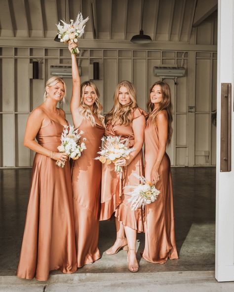 Mumu Weddings on Instagram: “Copper Luxe everythingggg 😍✨ #copperluxemumu” Copper Bridesmaids Dresses Wedding, Copper Bridesmaid Dresses, Fall Bridesmaid, Peach Bridesmaid, Brown Bridesmaid Dresses, Peach Bridesmaid Dresses, Rust Bridesmaid Dress, Copper Dress, Mumu Wedding