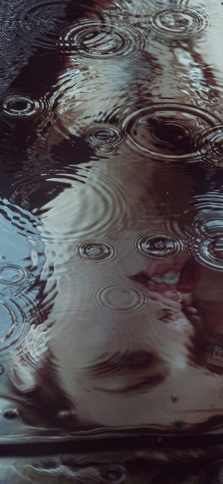 Reflection Self Portrait, Water Reflection Aesthetic, Reflection Pictures Ideas, Water On Mirror Photography, Reflection In Water Photography, Mirror Water Photography, Water Reflections Art, Water Refraction Photography, Reflection Gcse Art