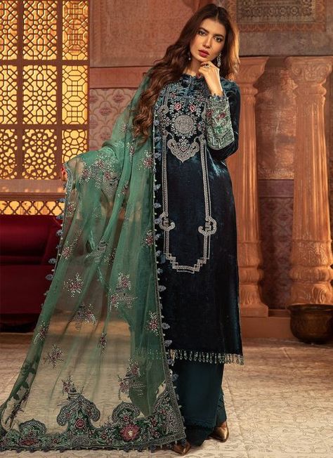 Teal Embroidered Pakistani Sawar kameez Pakistani Velvet Dresses, Pakistani Velvet Suits, Velvet Dress Designs, Pakistani Party Wear, Velvet Sleeve, Pakistani Designer Suits, Pakistani Fancy Dresses, Salwar Kamiz, Satin Trousers