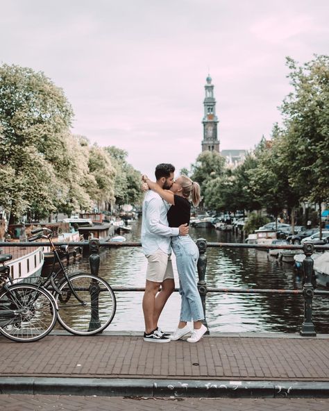 Greetings from Amsterdam 💋 Amsterdam Photo Ideas Couple, Amsterdam Engagement Photos, Amsterdam Couple Photos, Couple Amsterdam, Photoshop Poses, Photoshoot Amsterdam, Amsterdam Photoshoot, Amsterdam Outfit, Amsterdam Photography