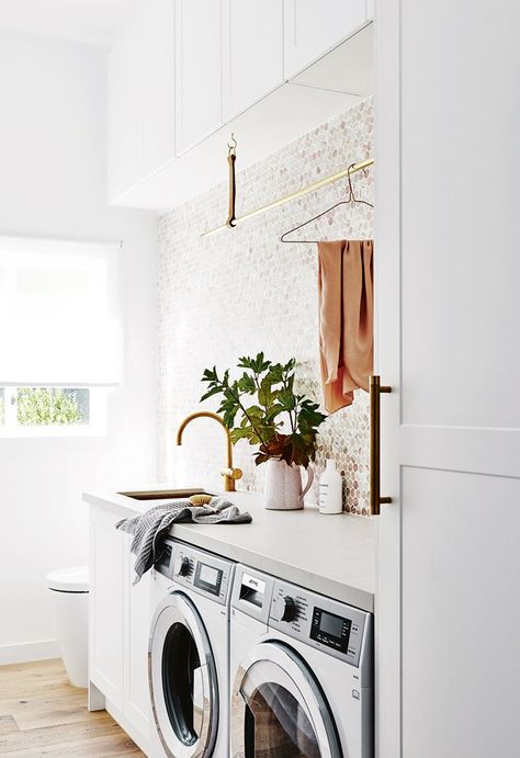 Typically hidden away from sight, the laundry is often the forgotten room and often for good reason. If a laundry renovation is at the top of your to-do list, let these pretty and practical laundry rooms inspire your design. White Laundry Room, Laundy Room, Scandi Interiors, White Laundry, Laundry Design, Scandi Home, Laundry Room Inspiration, Small Laundry, 아파트 인테리어