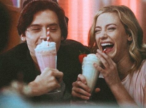 Riverdale Betty And Jughead, Betty Cooper Riverdale, Netflix Tv Series, Lili Reinhart And Cole Sprouse, Cole Spouse, Blondie Girl, Riverdale Betty, Riverdale Characters, Bughead Riverdale