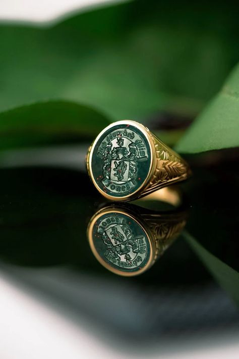 Solid Gold Bloodstone Signet Ring Family Crest Ring for Men - Etsy Man Silver Ring, Mens Signet Rings, Family Crest Ring, Royal Ring, Family Crest Rings, Bloodstone Ring, Custom Signet Ring, Inexpensive Jewelry, Men Coat