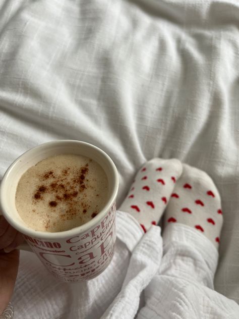 Cozy Inspo Pics, Cozy Picture Ideas, Winter Cosy Home, Coffee In Bed Instagram Story, Cozy Girlfriend Aesthetic, Warm Girl Aesthetic, Cozy Instagram Pictures, December Core, Cozy Pfp