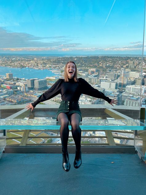 Cute pose inspo at the top of Seattle’s Space Needle Seattle Aesthetic Photoshoot, Space Needle Outfit, Space Needle Seattle Poses, Space Needle Photo Ideas, Seattle Night Aesthetic, Seattle Pictures Ideas, Seattle Road Trip, Seattle Photoshoot, Seattle Outfits