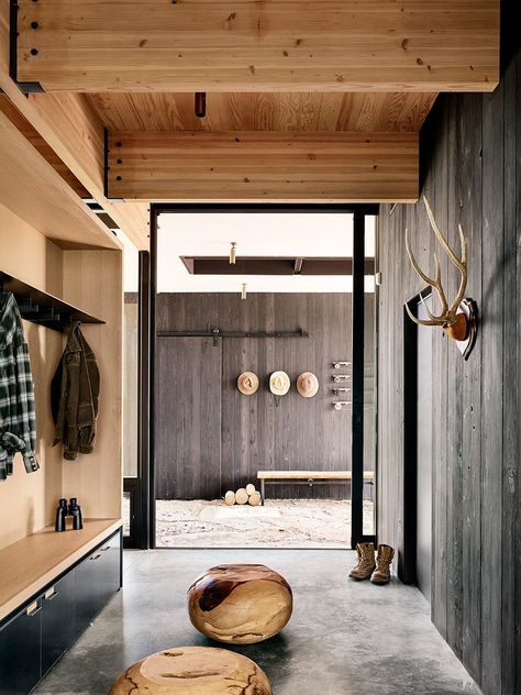 Llano Retreat – Michael Hsu Office of Architecture Glazed Walls, Interior Design Rustic, Wood Interiors, Entry Way, Weathered Wood, Rustic Interiors, Modern Interior Design, Contemporary Interior, Modern Rustic