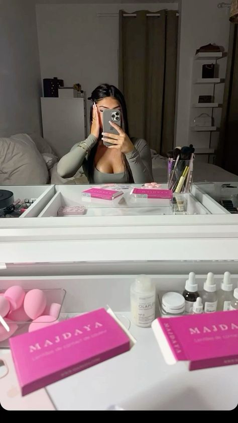 Vanity Mirror Selfie, Vanity Selfie, Intelligent Aesthetic, Acrylic Nails Nude, Glam Aesthetic, College Motivation, Selfie Mirror, Apartment Living Room Design, Pink Vibes