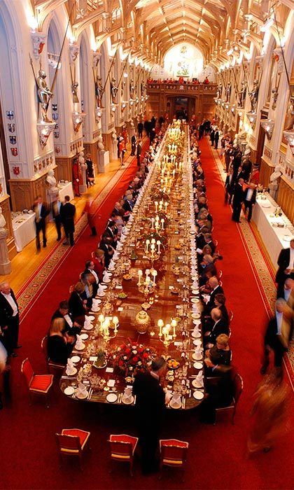 It boasts a grand hall large enough to fit 160 guests and a "dog door" for the royal corgis. بيوت ملكية, Harry And Meghan Wedding, St Georges Hall, Wedding Lunch, Meghan Markle Wedding, Elisabeth Ii, Royal Residence, Queen Of England, British Monarchy