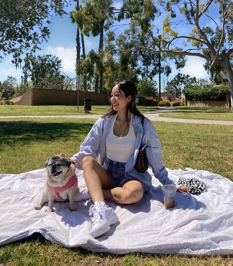 What to Wear on a Picnic? 21 Outfit Ideas Picnic Jeans Outfit, Clothes For Picnic, Winter Picnic Outfit Aesthetic, Evening Picnic Outfit, Picnic Casual Outfits, Comfy Picnic Outfit, Picnic Outfit Spring Casual, What To Wear For A Picnic, Picnic Party Outfit Ideas