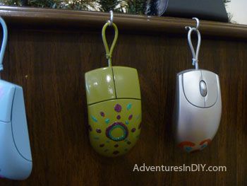 I know some nerds this is perfect for. Computer mouse ornaments! Nerdy Ornaments, Diy Tech Gadgets, Make A Christmas Ornament, Mouse Ornaments, It Department, Old Computer, Work Christmas Party, Ideas Navideñas, Diy Gadgets