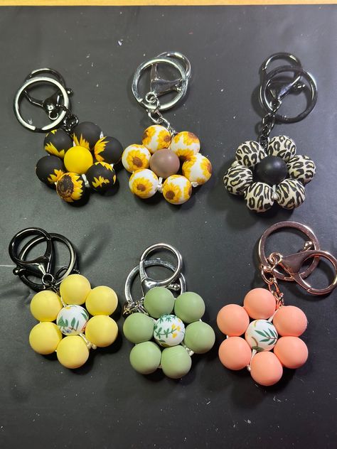 Silicone beads flower keychains Silicone Bead Flower Keychain, Keychains Diy Beaded, Silicone Bracelet Keychain, Silicone Bead Keychain Tutorial, Beadable Products Diy, Focal Bead Ideas, Silicone Bead Ideas Diy, Silicone Keychain Ideas, Silicone Beaded Keychains