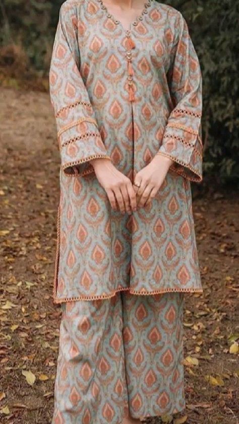 Lawn Dress Design Ideas, Pakistani Pattern, Dress Design Pakistani, Lawn Dress Design, Cotton Dress Pattern, Kurtis Design, Simple Dress Casual, Stylish Kurtis, Fancy Suit