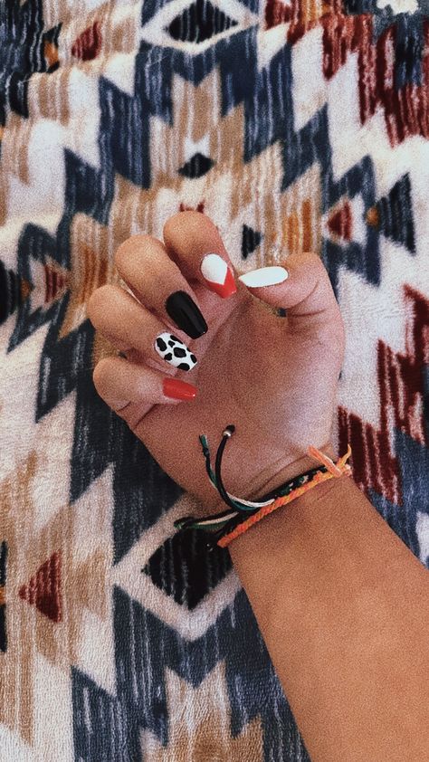 Country Nails Design Short, Nail Ideas Punchy, Easy Western Nails To Do At Home, Livestock Show Nails, Short Cute Nails Square, Diy Western Nails, Red Western Nail Ideas, Punchy Western Nails Short, Country Thunder Nails