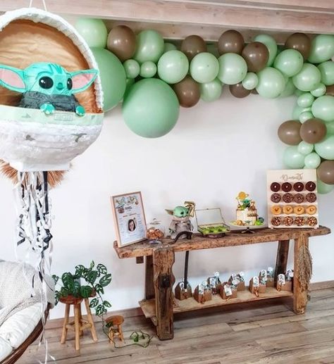 Star Wars Baby Shower Ideas – Baby Jedi – Baby Yoda – Baby Shower Ideas 4U Yoda Centerpieces Diy, Grogu Party Decorations, Baby Jedi Baby Shower Ideas, Grogu Themed Birthday, Starwars Baby Shower Ideas Girl, Baby Yoda Themed Birthday Party, Star Wars Gender Reveal Decorations, Grogu Party Ideas, Starwars Baby Shower Ideas