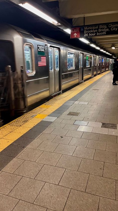 New York Stores, Metro Nyc, 2000s Photoshoot, Nyc Train, Ny Subway, New York City Aesthetic, Nyc Baby, Queens Nyc, Nyc Summer