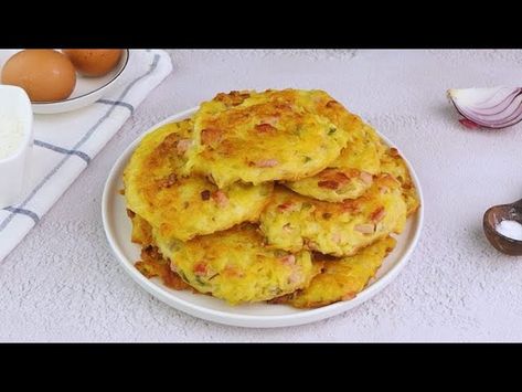 Potato and ham fritters from Cookist Wow - recipe on Niftyrecipe.com Ham Fritters, Potato Fritters Recipe, Cooked Ham, Potato Fritters, Grated Potato, Fried Foods, Blackstone Griddle, Zucchini Fritters, Ham Cheese