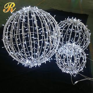 Aprende cómo hacer bolas gigantes para decorar en navidad ~ Belleza y Peinados Christmas Arch, Affordable Christmas Decorations, Grinch Christmas Party, Outdoor Decorative Lights, Decoration Lights, Christmas Decorations Diy Outdoor, Light Crafts, Outdoor Christmas Lights, Christmas Porch