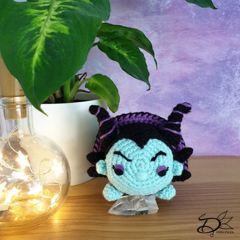 ♥ Free Pattern; Maleficent Tsum Tsum Amigurumi - Delinlea - My little fantasy world Crochet Tsum Tsum, Character Crochet Patterns, Character Crochet, Cup Cozy Pattern, Disney Crochet Patterns, Disney Movie Characters, Foundation Single Crochet, Crochet Disney, Mermaid Pattern