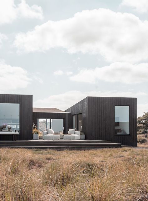 Polzeath Cornwall, Scandinavian House Design, Prefabricated Cabins, Scandinavian Cabin, Cabin Modern, Modular Cabins, Modular Housing, Prefab Cabins, North Cornwall