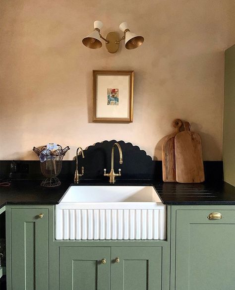 L o o m + K i l n on Instagram: “Died. Absolutely died when I saw this scalloped backsplash design on @dominomag 🖤 Grateful for the endless ingenuity to be found on this…” Scalloped Countertop Backsplash, Kitchen Sink With Backsplash, Matilda Goad Kitchen, Scallop Interior Design, Scalloped Kitchen Backsplash, Sink Backsplash Kitchen, Scallop Backsplash Kitchen, Matilda Goad Home, Scalloped Sink