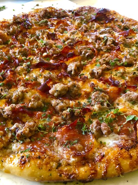 Prosciutto Pizza Recipes, Sausage Pizza Recipe, Italian Sausage Pizza, Beef Pizza, Pizza Oven Recipes, Pizza Easy, Prosciutto Pizza, White Bean Soup Recipes, Sausage Pizza