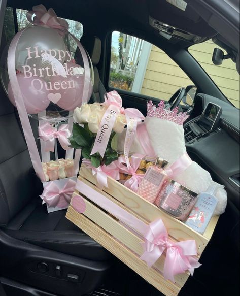 Quince Gift Box Ideas, Suprise 15 Gift, Birthday Gift Baskets Aesthetic, 19th Birthday Gifts For Best Friend, Gift Basket Ideas For Bestie, Shopping Spree Birthday Gift, Aesthetic Gift Basket For Best Friend, Baskets For Best Friends Birthday, Birthday Gift Theme Ideas