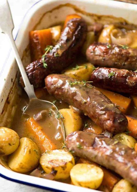 Bake Sausage In Oven, Peppered Steak, Veg Gravy, Tin Eats, Kielbasa Recipes, Sausage Dishes, Sausage Bake, Tray Bake, Sausage Potatoes