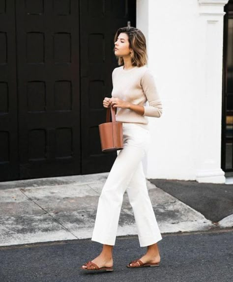 Witte Jeans Outfit, Wide Leg Jean Outfits, Wide Leg Jeans Outfits, Mode Poses, Work Outfits Frauen, White Jeans Outfit, Chic Summer Outfits, Estilo Denim, Mode Jeans