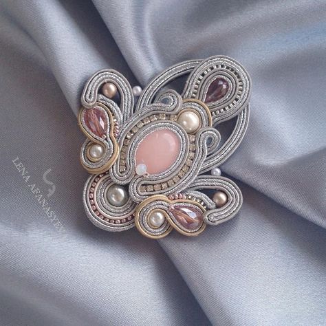 Soutache Pendant, Shibori Jewelry, Indian Jewellery Design Earrings, Indian Jewellery Design, Cameo Jewelry, Soutache Jewelry, Bead Embroidery Jewelry, Jewelry Design Earrings, Handmade Beaded Jewelry