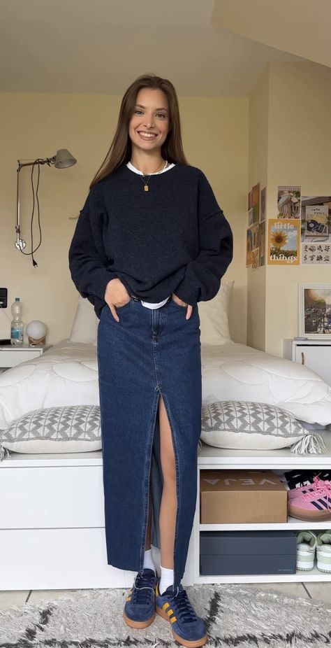 Long Jean Skirt Fall Outfits, Paperbag Jeans Outfit Winter, Long Skirt Denim Outfit, Styling Denim Maxi Skirt, Long Denim Dress Outfit Ideas, Long Denim Skirt Aesthetic, Outfits With Long Denim Skirt, How To Style Long Denim Skirt, Fall Jean Skirt Outfits