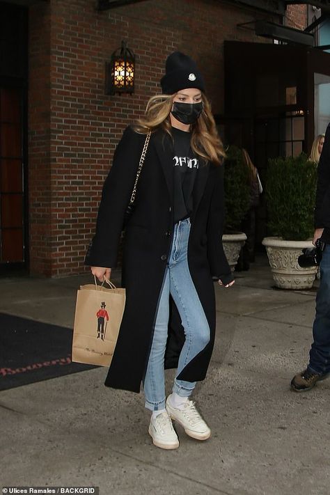 Reebok Street Style, Margot Robbie Outfit, Graphic Tees Street Style, Margot Robbie Style, Bowery Hotel, Hotel In New York City, Comfort Person, Celebrity Fashion Looks, London Outfit