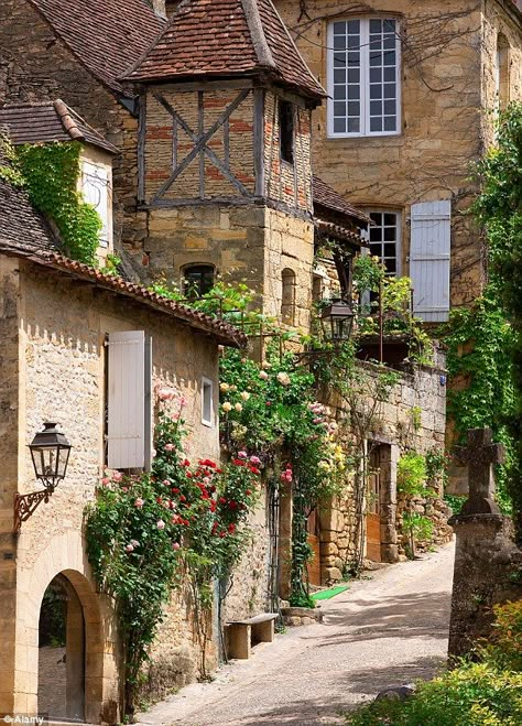 Sarlat-la-Canéda, capitale du Périgord noir Dordogne France, Beautiful Villages, Old Stone, Black Diamonds, Beautiful Places To Visit, Pretty Places, South Of France, France Travel, Travel Aesthetic