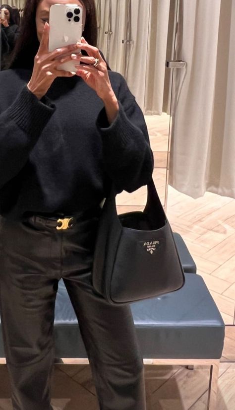 Prada Mini Bag Outfit, Prada Hobo Bag Outfit, Prada Galleria Bag Outfit, Bucket Bags Outfit, Mini Bag Outfit, Expensive Girl, Leather Jacket Street Style, Zapatillas Veja, Fits For Fall