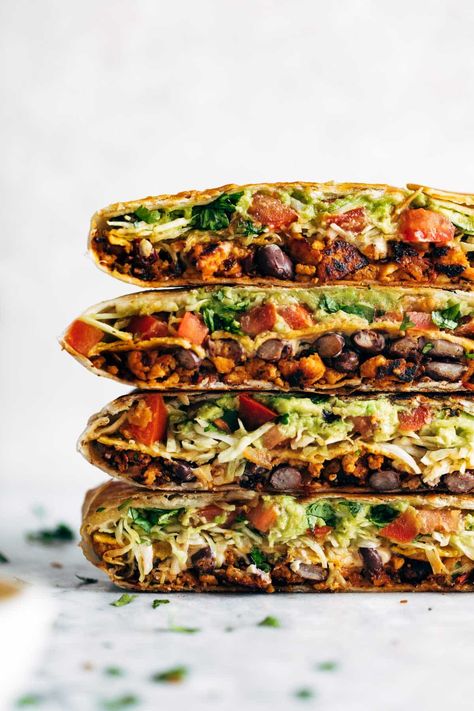 This vegan crunchwrap is INSANE! Stuff this bad boy with whatever you like - I made it with sofritas tofu and cashew queso - and wrap it up, fry, and devour! Favorite vegan recipe to date. #vegan #veganrecipe #crunchwrap #vegancrunchwrap #sofritas #cashewqueso | pinchofyum.com Cashew Queso, Crunchwrap Supreme, Diet Vegetarian, Think Food, Idee Pasto Sano, Vegan Lunch, Vegan Cooking, Vegan Foods, Vegan Eating