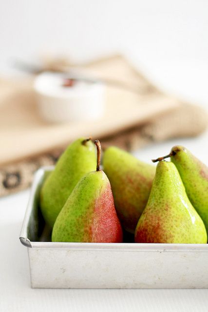 pears Bartlett Pears, Local Fruit, Fiber Rich Foods, Fruit Photography, Energy Foods, Food Drink Photography, Apple Pear, Colorful Fruit, Can Dogs Eat