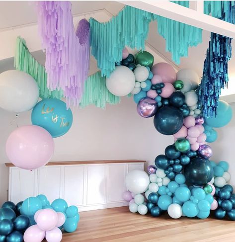 Tassle Balloons, Streamer Decor, Balloon Decor Ideas, Garland Inspiration, Event Balloons, Balloons Galore, Garland Backdrops, Fringe Backdrops, Trendy Diy