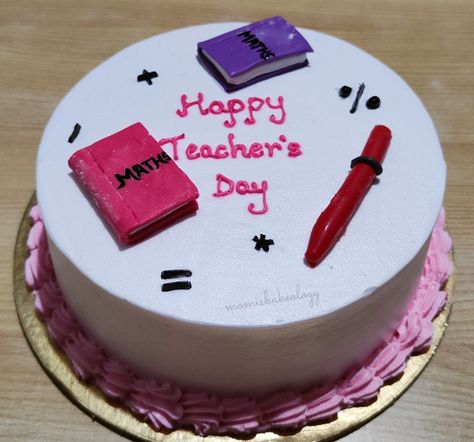 #momisbakeology Teachers Day Cake, Cake Bento, Rajputi Jewellery, Teacher Day, Fishing Pictures, Cake Decorating Designs, Best Poses For Pictures, Teachers Day, Casual Day Outfits