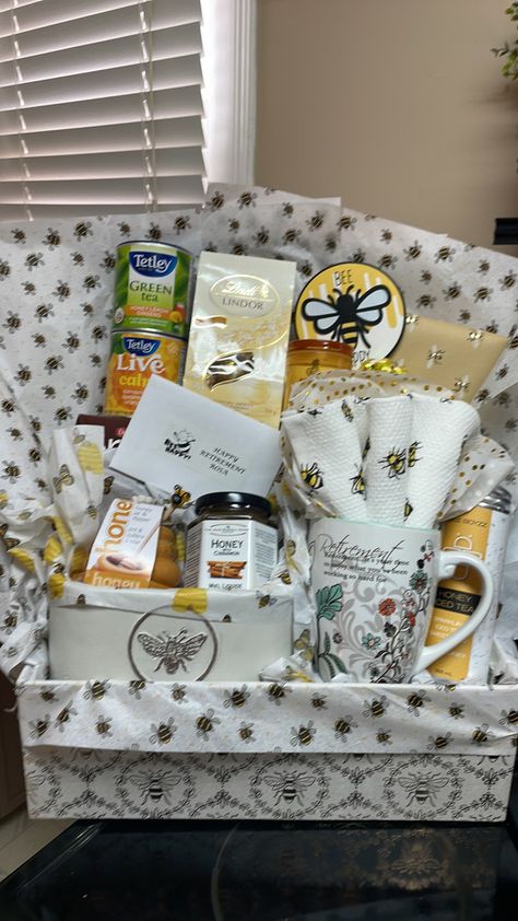 Tea Party Gift Basket, Honey Baskets Gift Ideas, Honey Themed Gift Basket, Bee Themed Gift Basket, Tea Basket Gift Ideas, Honey Gift Basket Ideas, Bee Gift Basket, Honey Drinks, Honey Gift Basket