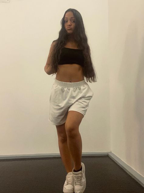 Sweat Shorts Outfit Streetwear, Short Sweats Outfit, Nike Sweat Shorts Outfit Women, Jordan Shorts Outfits Women, Sweat Shorts Outfit Black Women, Long Sweatshorts Outfit, Black Nike Sweats Outfit, Jogging Shorts Outfit Women, White Sweat Shorts Outfit