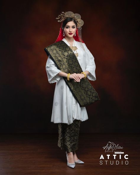 Melayu Classic Outfit, Kebaya Labuh Klasik Melayu, Baju Kurung Tradisional Malaysia, Tradisional Melayu Wedding, Melayu Klasik Outfit, Busana Melayu Klasik, Malaysia Traditional Clothes, Traditional Malay Clothes, Malay Traditional Clothes