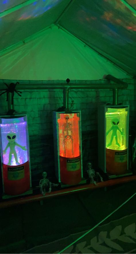 Halloween Alien Theme, Alien Invasion Decorations, Alien Crash Site Halloween, Alien Haunted House Ideas, Alien Halloween Party Ideas, Sci Fi Decorations Party, Space Halloween Party, Ufo Halloween Decorations, Area 51 Party Decorations