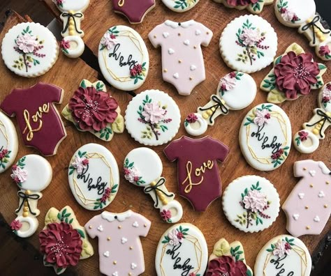 Floral Baby Shower Cookies, Burgundy Baby Shower, Baby Shower Snacks, Baby Shower Drinks, Custom Desserts, Shower Desserts, Baby Shower Bbq, Baby Shower Desserts, Cadeau Baby Shower