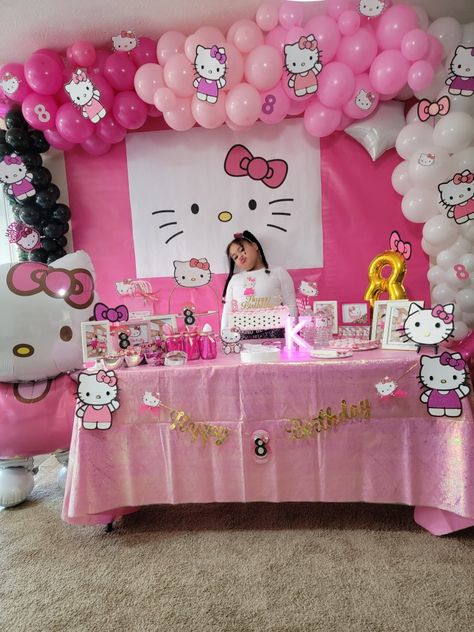 Hello Kitty Themed Sleepover, Hello Kitty Party Theme Ideas, Hello Kitty Toddler Birthday Party, Hello Kitty Birthday Ideas Decoration, Pink Hello Kitty Birthday Party, Diy Home Birthday Decor, Hello Kitty Birthday Decorations Party Themes, Hello Kitty Birthday Balloons, Hello Kitty B Day Party