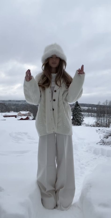 White Knitted Cardigan Outfit, Snow Day Outfit Aesthetic, White Fuzzy Sweater Outfits, Sweatshirt Photoshoot Ideas, All White Outfit Winter, All White Winter Outfit, Winter Cardigan Outfit, Christmas Content, New Look Clothes