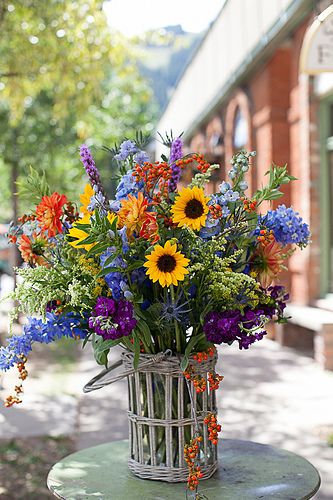 Basket Flower Arrangements, Table Flower Arrangements, Sunflower Arrangements, Deco Champetre, Fleurs Diy, Church Flowers, Beautiful Flower Arrangements, Wildflower Wedding, Deco Floral